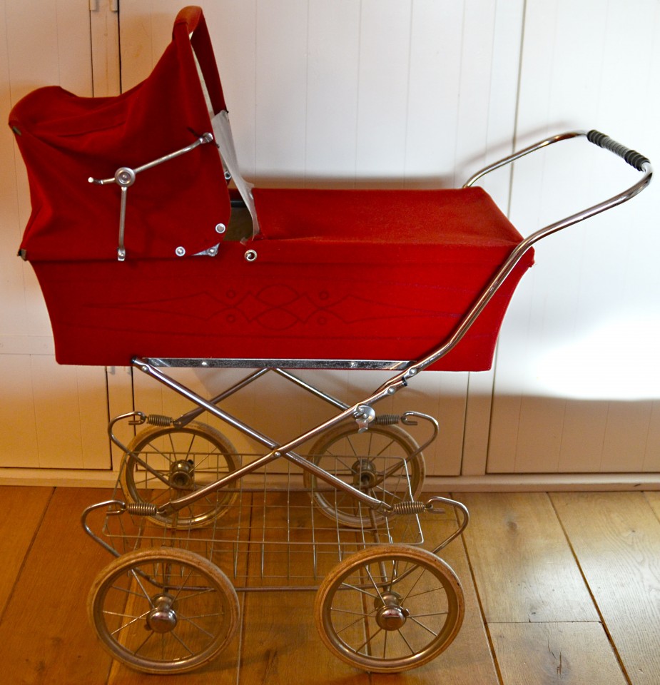 broeden Parel voeden poppenwagen, oude poppenwagen, rode poppenwagen, rode kinderpoppenwagen,  verende poppenwagen, ouderwetse wagen,