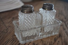 Peper en zoutvaatjes van glas met zilver